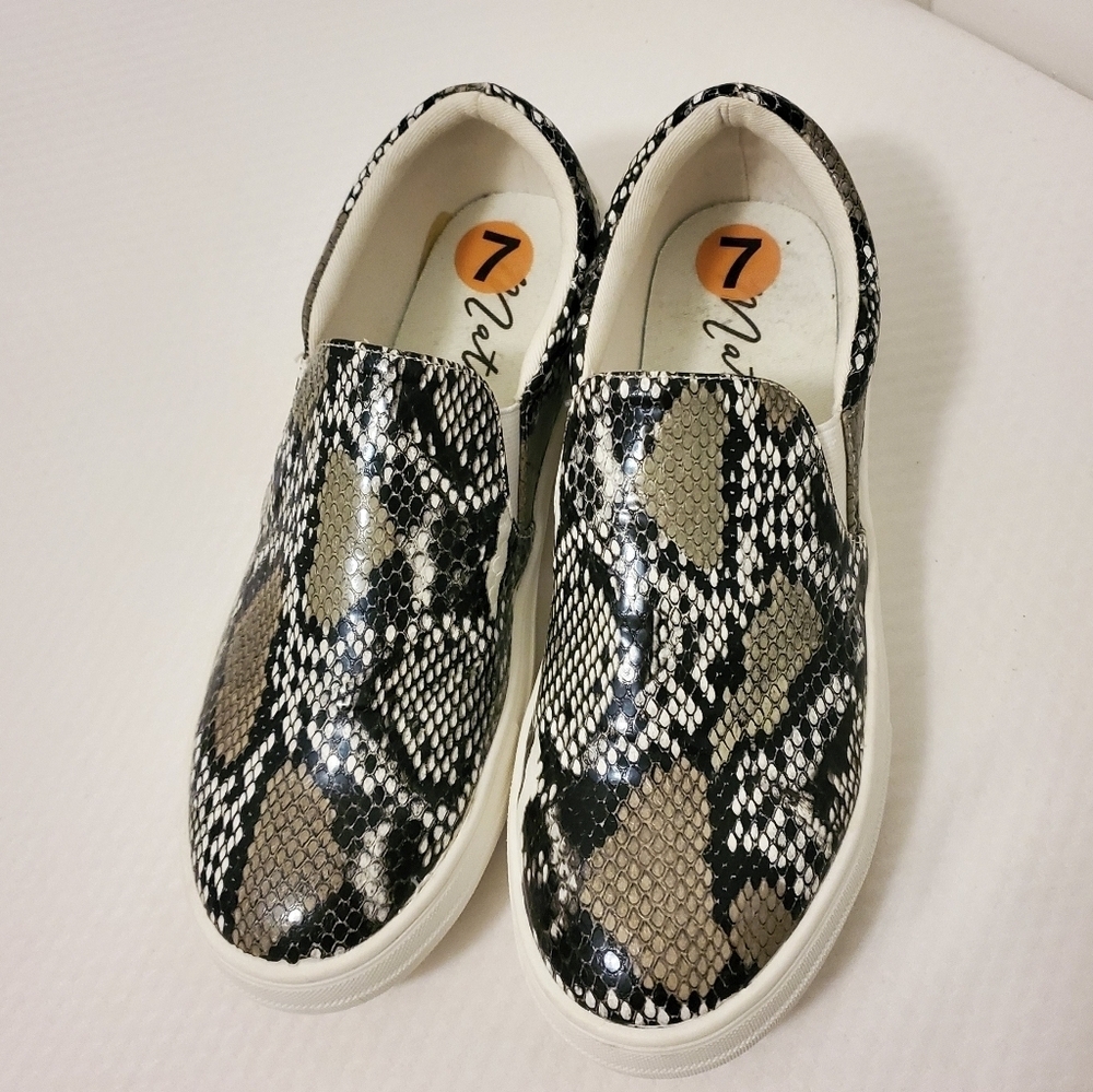 EC Matisse Gray Snakeprint Slipon Loafer Shoes Size 7, Stylish, Comfy